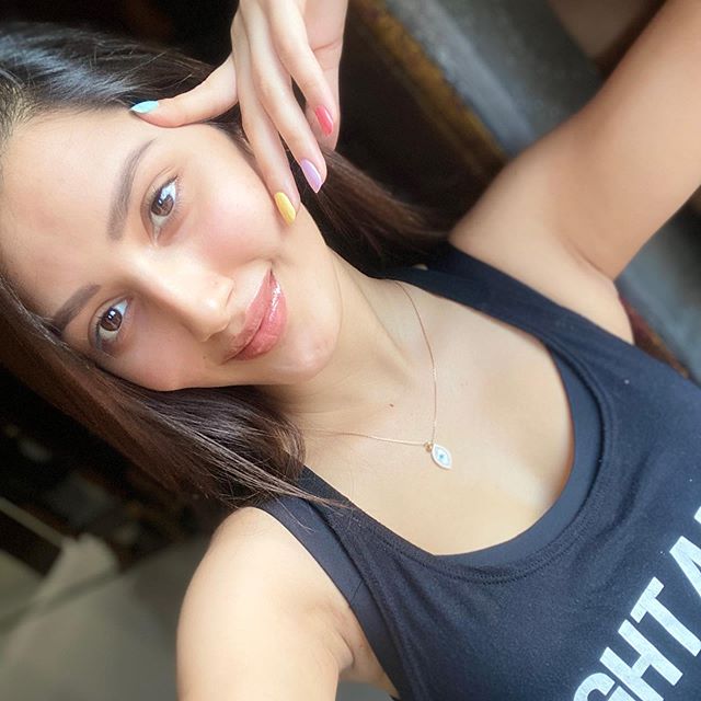 Neetu Bisht selfie Without Makeup
