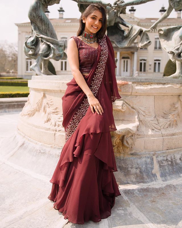 Masoom Minawala Height,  Masoom Minawala looking awesome in Red Sari, Masoom Minawala Height In Feet ,Masoom Minawala in red sari