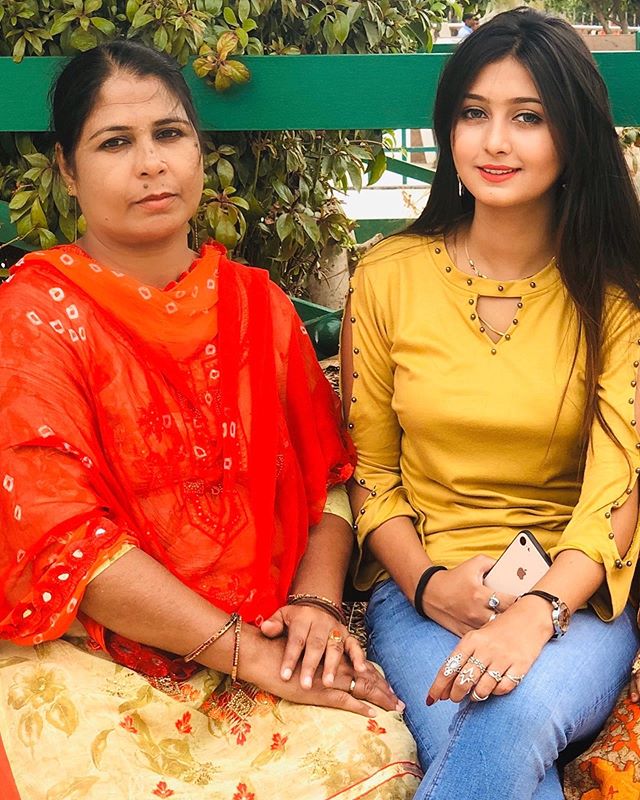 Sana Eslam Khan family, Sana Eslam Khan mother